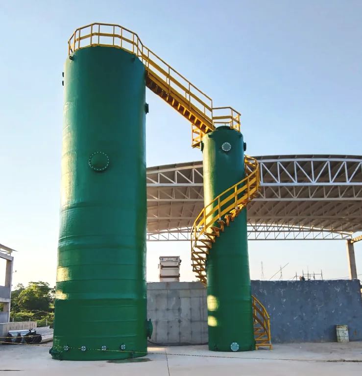 Escaleras y pasarelas industriales en PRFV HORN para acceso a tanques de almacenamiento