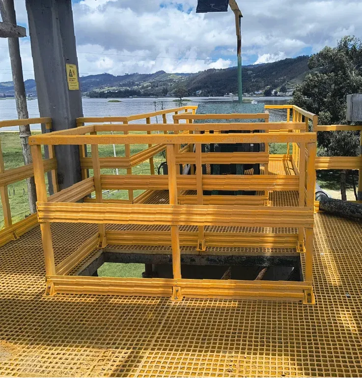 Plataforma industrial HORN con piso de rejillas de fibra de vidrio y barandas de seguridad amarillas
