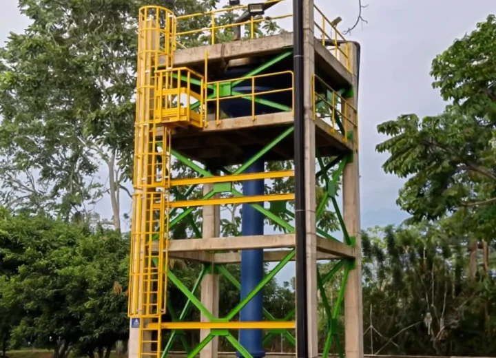Escalera vertical tipo gato HORN con jaula de protección y barandas de seguridad en plataforma industrial