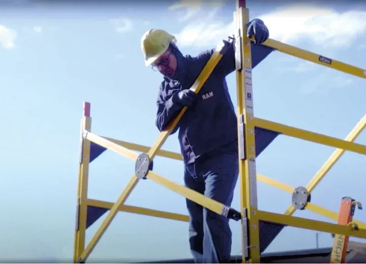 Operario inspeccionando la estructura de un andamio dieléctrico HORN de fibra de vidrio